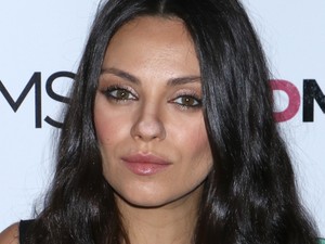 A terhes Mila Kunis a vörös szőnyegen mutogatta kerek pocakját
