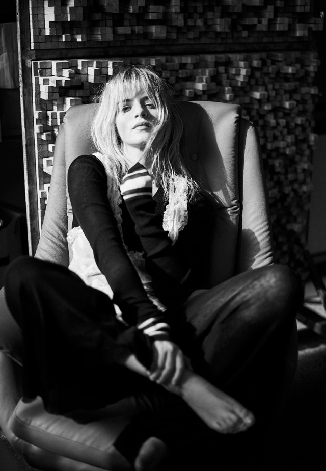 Odett a H&M Studio új kollekciójának darabjaiban