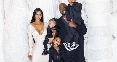 Kim Kardashianék karácsonyi fotója sokkal felháborítóbb még annál is, mint elsőre látszik