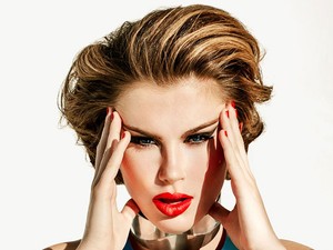 18+ Kim Basinger 20 éves lánya pucérra vetkőzött, és elképesztően szexi!