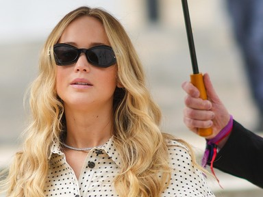 Ez ám a látvány: Jennifer Lawrence visszatért a vörös szőnyegre, de még hogy!