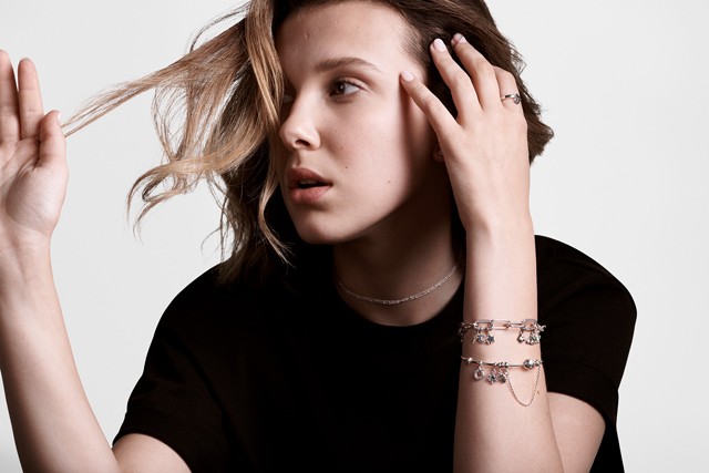 Mostantól biztosan Pandora ékszereket vásárolsz majd: Millie Bobby Brown a márka új arca