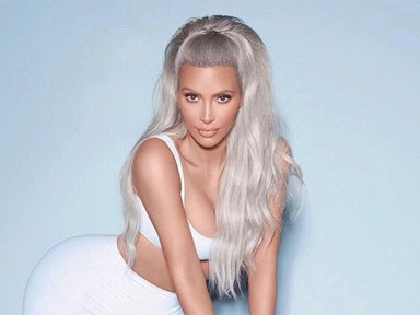 Kim Kardashian már megint falatnyi bugyiban terpesztett be