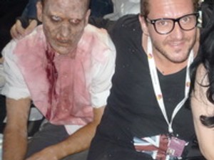 Vérző fejű zombi az első sorban