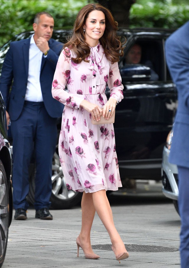 kate middleton, hercegné, vilmos herceg, kate spade, ruha, kritzálás
