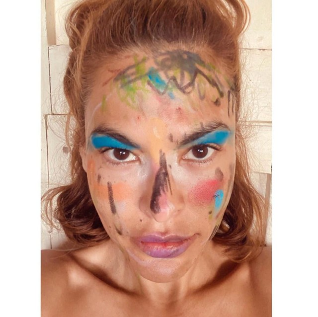 Eva Mendes gyermekei sminkalkotásában