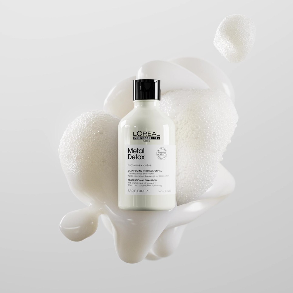 A fémrészecskéket semlegesítő gyengéd krémsampon hozzájárul a haj folyamatos védelméhez és segít megőrizni a festett haj színének egészséges ragyogását. 