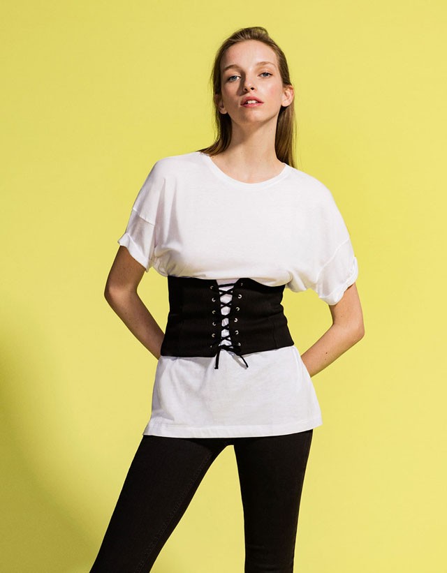 Sima fűző BERSHKA 2995 Ft- bershka.com