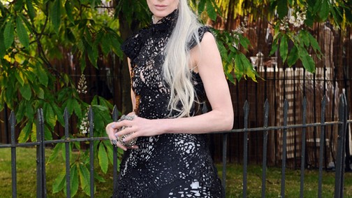 Zombik, cicák, halott mennyasszony: Kristen McMenamy sokkolt