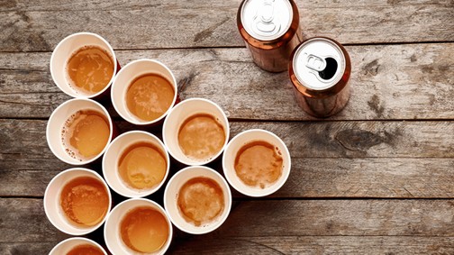 10 szórakoztató ivós játék, amit a következő házibuliban ki kell próbálnod