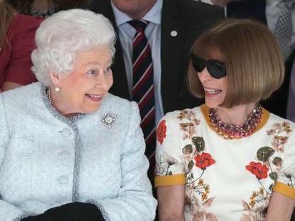 A legkirályabb első sor: Erzsébet királynő és Anna Wintour együtt a londoni divathéten
