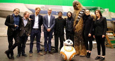 Vilmos és Harry herceg is szerepelt a Csillagok háborújában! Végül ezért kellett kivágni a jelenetüket...