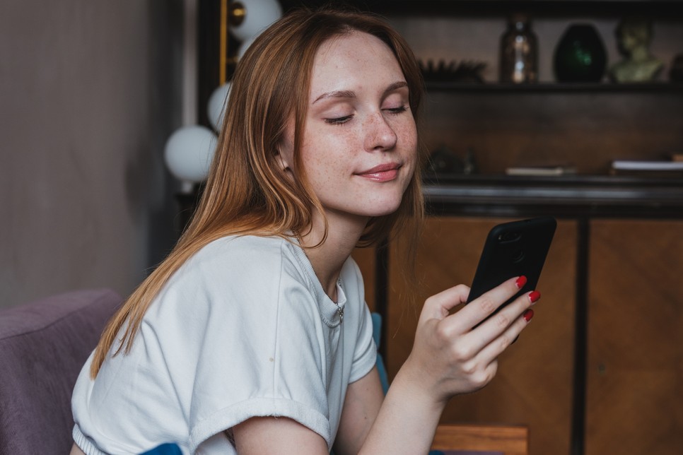 A „fiktofília paradoxon” szerint a fiktofilek nagyon is tudatában vannak annak, hogy az általuk szeretett karakter nem valódi, mégis vágyakoznak utána.