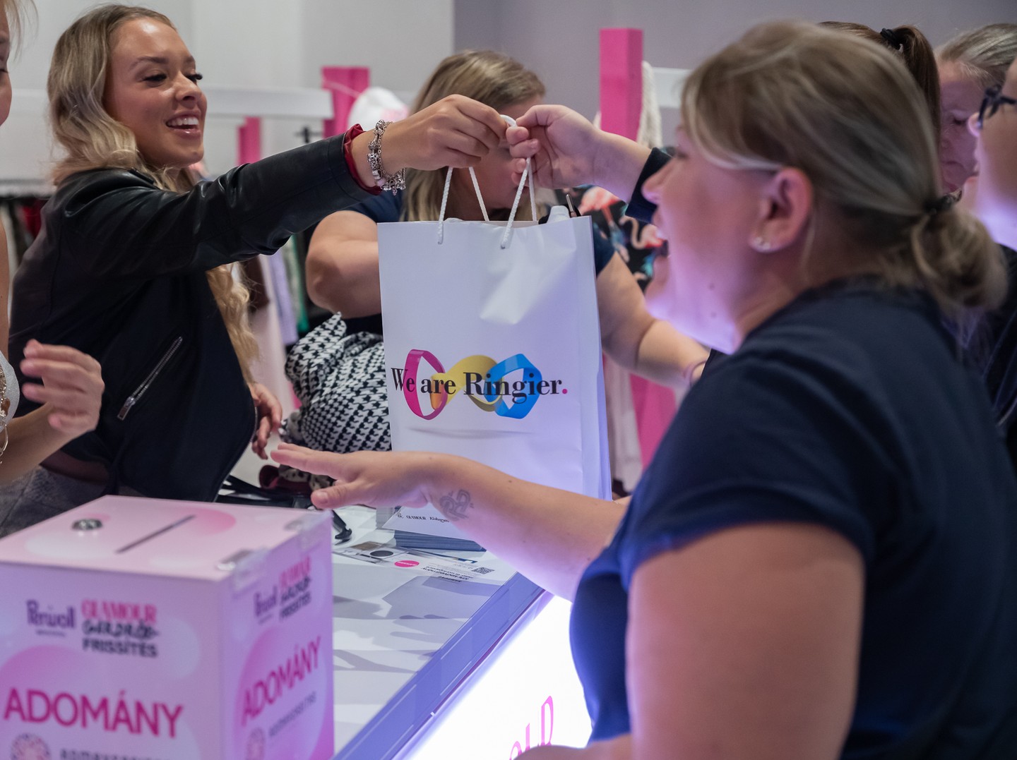 Közel ezer ruha talált új gazdára