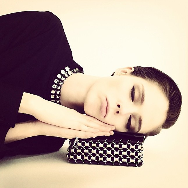 Coco Roha: @cocorocha Az egyik legelhivatottabb közösségi oldalon jelenlévő modell. Sok-sok backstage fotó, melyet a kanadai modell életképei váltogatnak néhol.