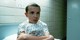 Millie Bobby Brown 2016-ban, extra rövid, tüsire nyírt hajjal robbant be a köztudatba a Stranger Things Tizijeként. 