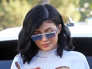 Annyira idióta Kylie Jenner pulcsija, de ebből is trendet fog csinálni