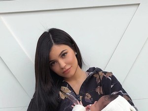Íme itt van az első fotó: Kylie Jenner karjában tartja hipercuki babáját!