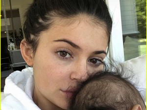 Kylie Jenner kisbabája olyan édesen mosolyog, hogy elolvadsz tőle!