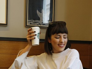 Sophie felsőjéről el sem hinnéd, hogy valójában egy melegítő