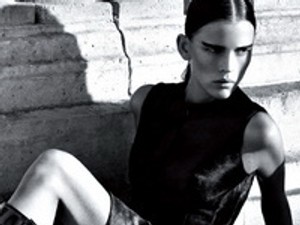 Fórizs Adina feketén-fehéren