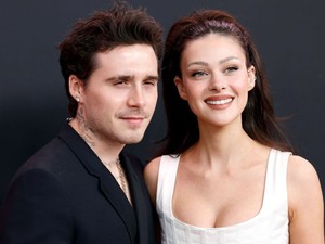 Brooklyn Beckham intim fotót posztolt a feleségéről, Nicola Pelzt Beckham felső nélkül fekszik az ágyban