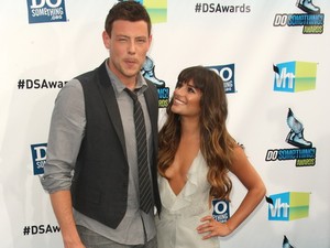 A Glee sztárja a vörös szőnyeg mutogatta a melleit