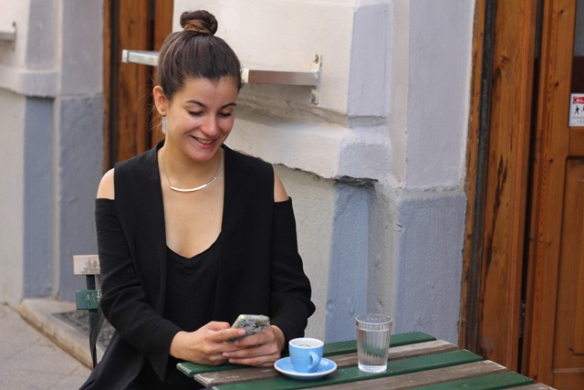 Évi egy laza fekete szettet választott a kávézáshoz