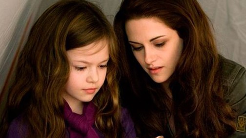 Elájulsz! Kristen Stewart hat év után újra a lányával, Renesmee-vel a vörös szőnyegen