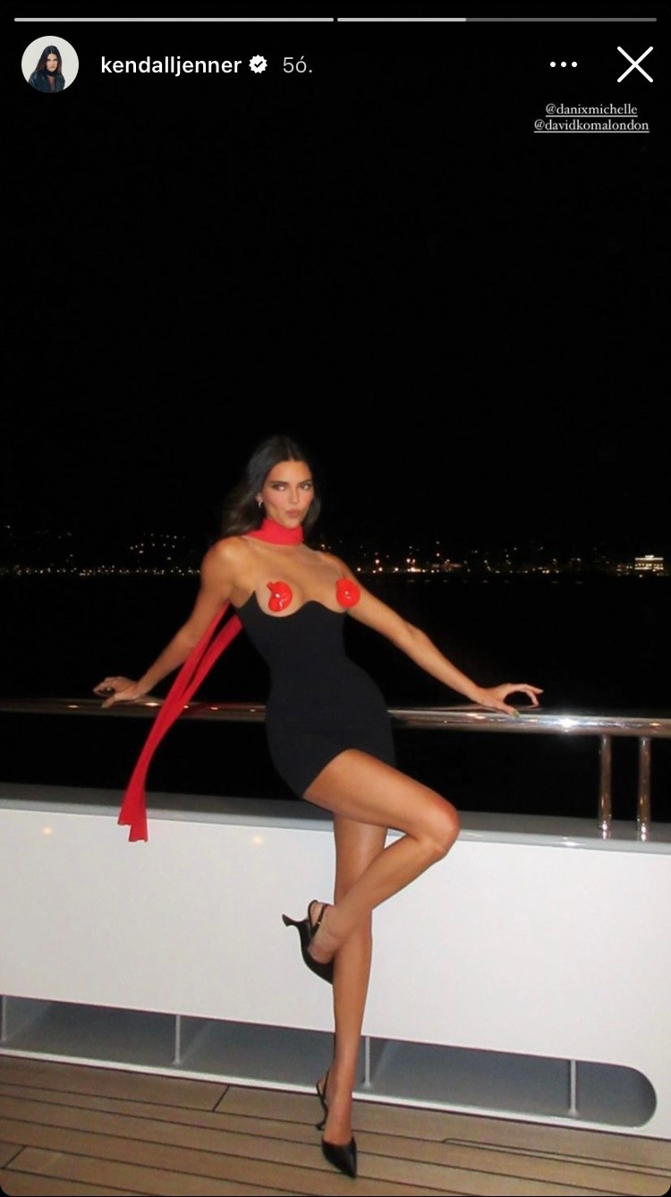 Kendall Jenner mellbimbóit csak két kis virág takarta