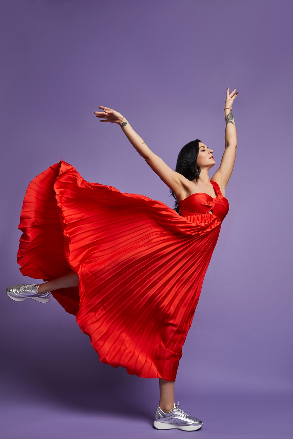 Stana Alexandra -  Pliszírozott ruha MANGO Tornacipő HÖGL