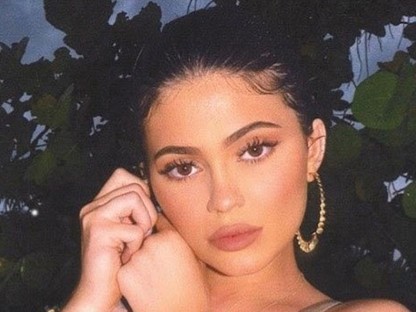 Kylie Jenner meztelen fürdőruhája 20 éves és egy vagyont ér