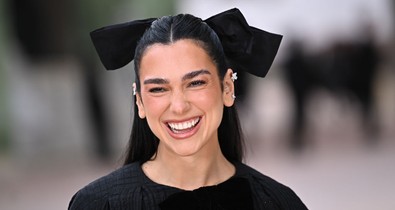 Dua Lipa káprázatos meztelenruhában ragyogott, óriási feltűnést keltett a vörös szőnyegen
