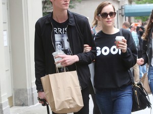 Dakota Jonhson és párja nagyon egy hullámhosszon van