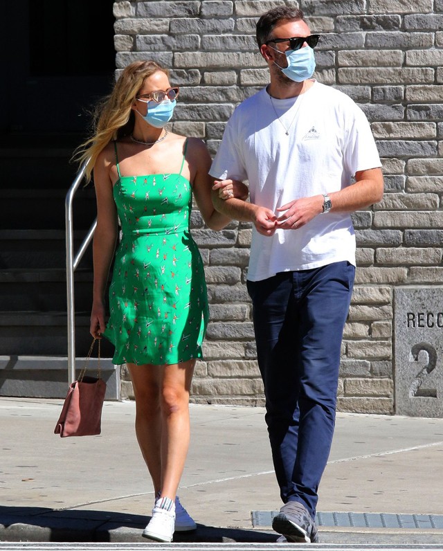 Jennifer Lawrence állítólag várandós, de nekünk egy hamburger után simán van ekkora pocakunk