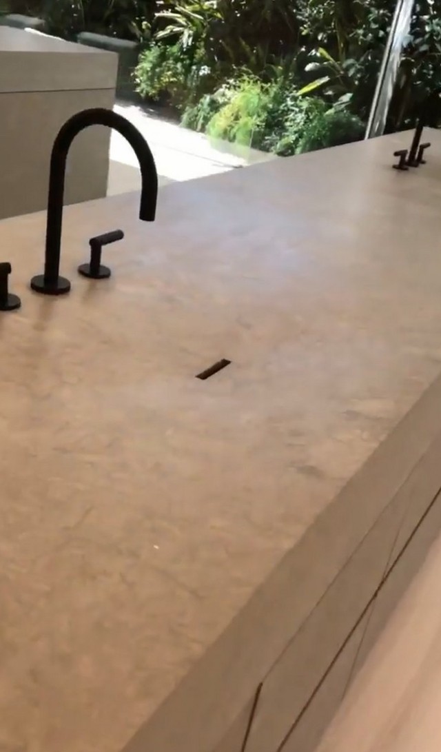 Mindenkit teljesen összezavart Kim Kardashian fürdőszobája: ilyet még sosem láttunk