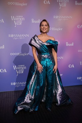 A nadrágos, uszályos outfit végül a kék, a lila és a zöld metálos árnyalataiban pompázott. 