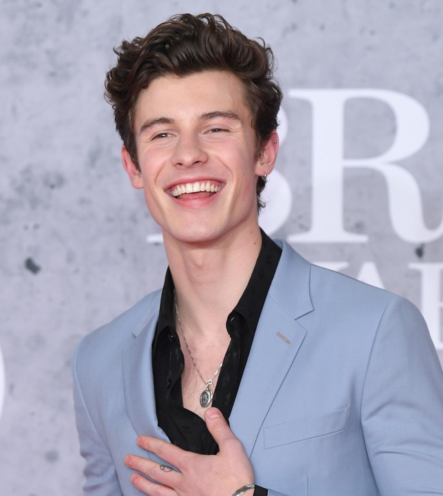Jesszus! Egy rajongó megvágta Shawn Mendes arcát a koncertjén
