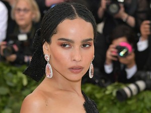 Zoe Kravitz édeasanyja nyomdokaiba lépett: levetkőzött a Rolling Stone magazinnak