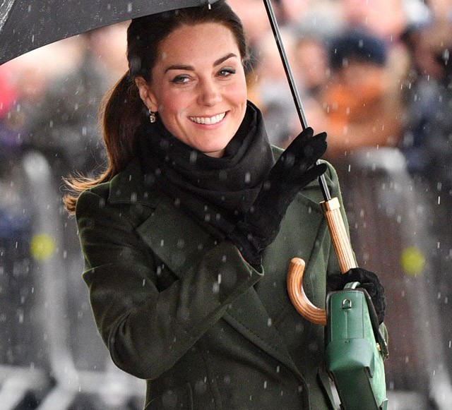 Kate Middleton megküzdött az elemekkel: esőben, szélben is elképesztően vagány