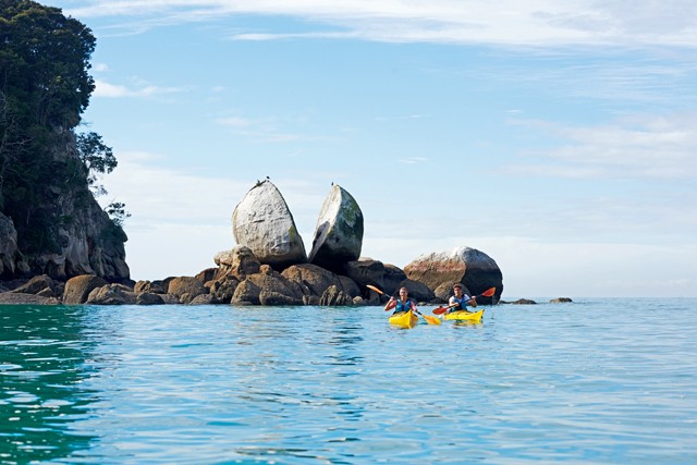 A Split Apple Rock (azaz a kettévágott almára hasonlító szikla) a háttérben. 