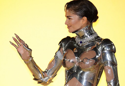 Milyen volt egy pucérruha 88 éve? Meglepően merész a modern társai mellett 