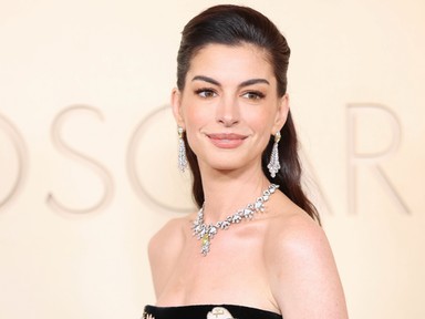 Anne Hathaway az Oscar-gálán bizonyította be, hogy a virágminta sosem megy ki a divatból 