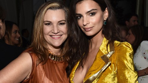 Rettenetes ruhában domborított nagyot Emily Ratajkowski