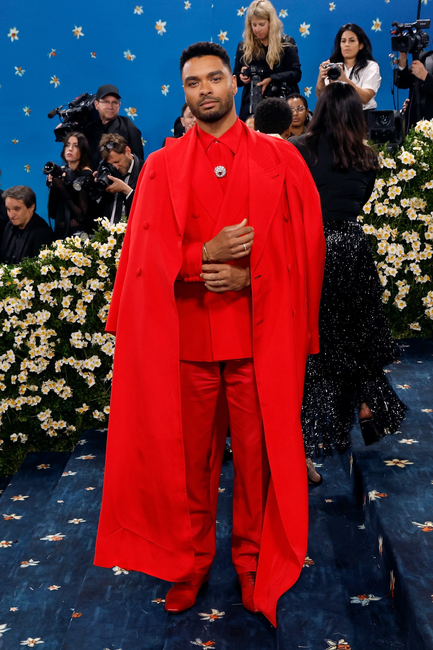 Regé-Jean Page a megjelenésen szorosan együttműködött stylistjával, Warren Alfie Bakerrel. Az olasz Brioni márkához fordultak, és a moodboardon Marvin Gaye és Jimmy Hendrix is szerepelt, ami jól látható a végeredményen. Egy piros, kétsoros öltönyt kombináltak lenge, földig érő kabáttal, kiegészítve egy hetvenes évekbeli arany Heuer Carrera órával, Tiffany & Co. brossal és ékszerekkel.