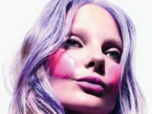 Neon színű hajjal hódít Enikő