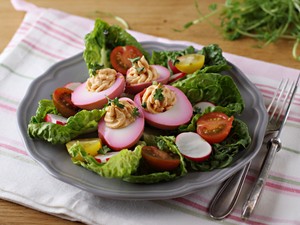 A húsvét egyik kedvence: céklában marinált töltött tojás - Recept