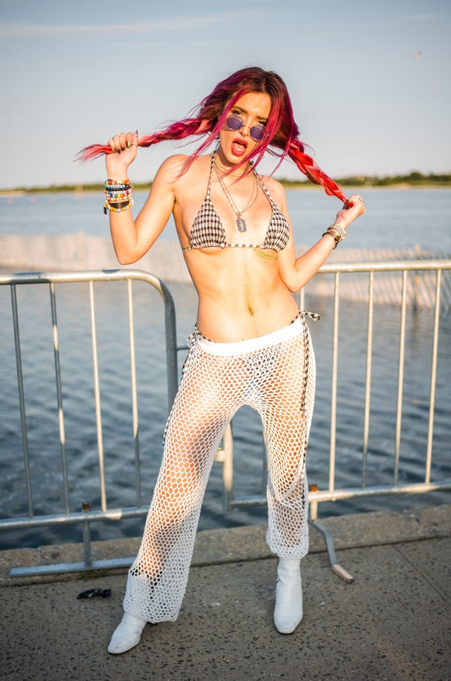 Bella Thorne falatnyi bikiniben villant és rajongókkal pózol