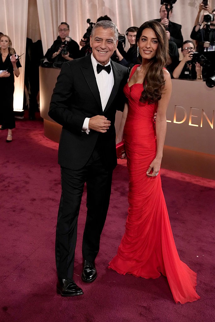 A 64 éves George Clooney választása egy klasszikus Giorgio Armani szmokingra esett, amit egy Omega Seamaster órával egészített ki. Felesége, a 47 éves Amal Clooney pedig egyedi készítésű vintage Pierre Balmain ruhát viselt a tervező 1957-es őszi/téli kollekciójából, amit Cartier ékszerekkel tett teljessé. 