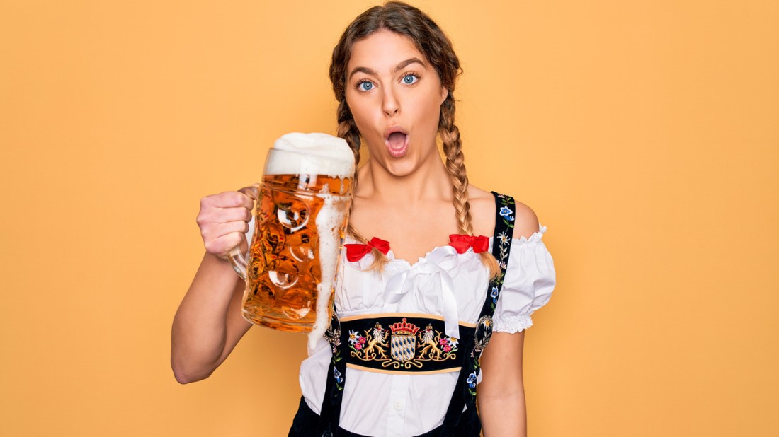 Volt idő, amikor kizárólag nők lehettek hivatalosan sörkóstolók, aztán volt idő, amikor tilos volt a nőknek sört fogyasztani nyilvánosan